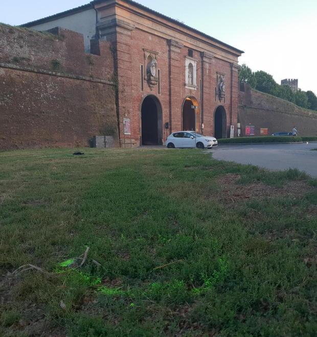 Turista travolto e ucciso da un furgone sugli spalti 