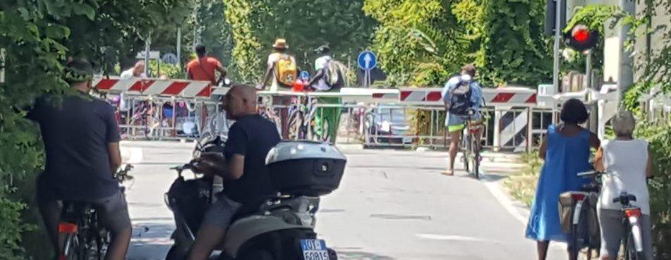 Oltre un’ora di attesa al passaggio a livello