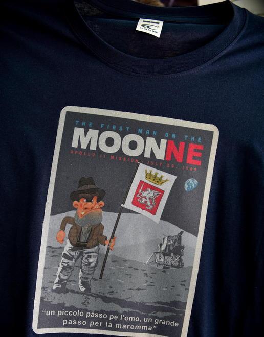All’Agenzia Bf una t-shirt che porta il Maremmano “on the Moonne” 