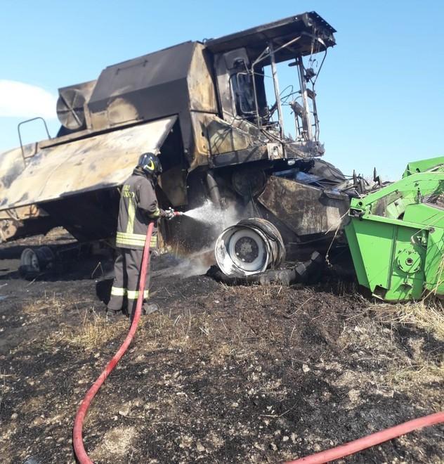 Incendio distrugge mietitrebbia e colture