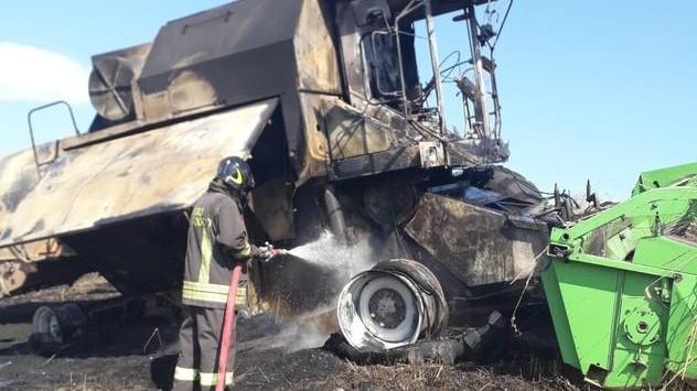 Incendio distrugge mietitrebbia e colture
