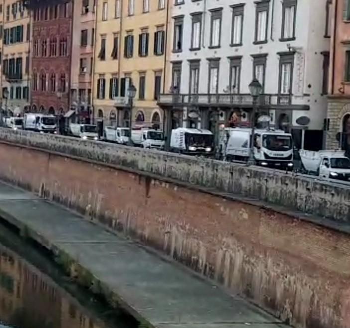I mezzi Avr invadono i lungarni «Ora basta: pagate gli stipendi»