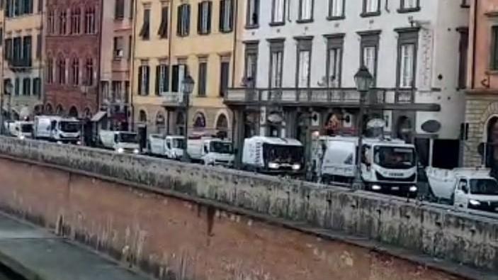 I mezzi Avr invadono i lungarni «Ora basta: pagate gli stipendi»