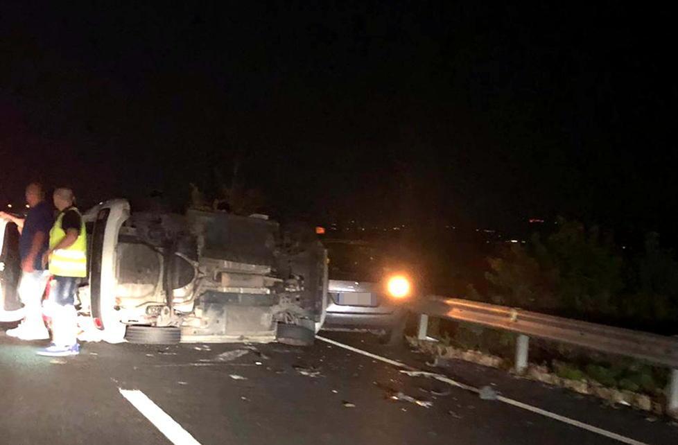 Auto si ribalta, un ferito
