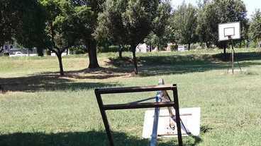 Vandali nel parco: abbattuto uno dei canestri