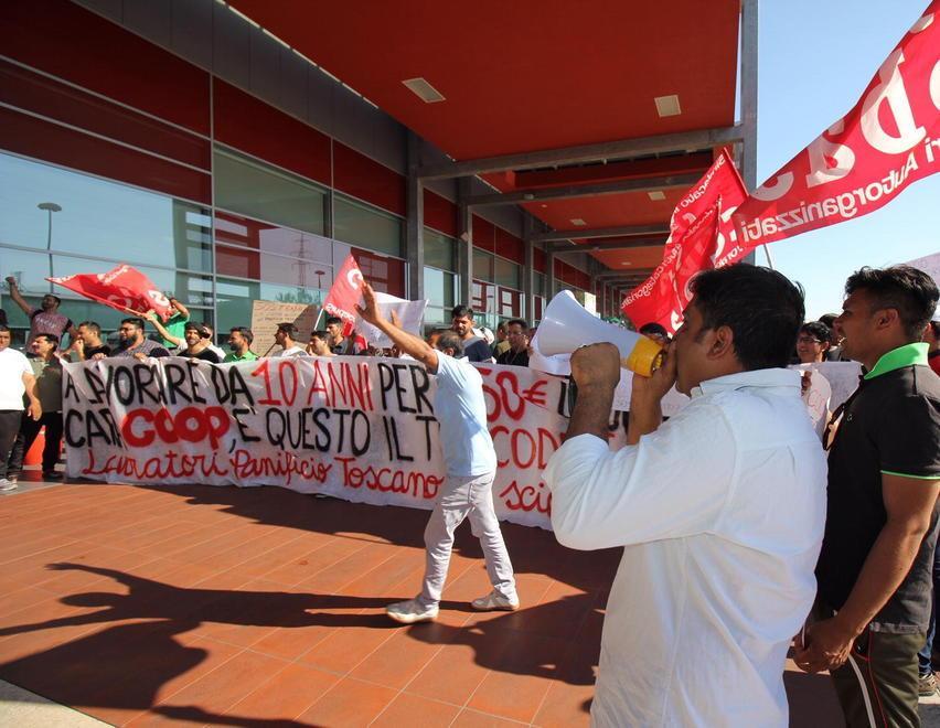 La guerra del pane davanti alla Coop Il Si Cobas tenta la spallata al Panificio 