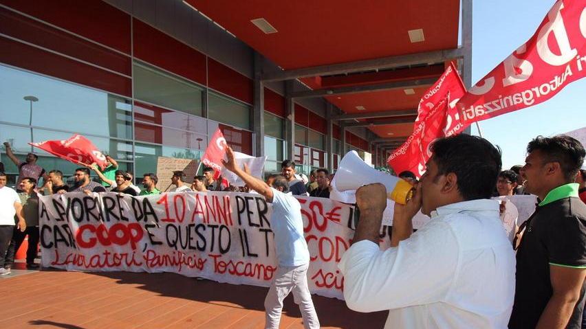 La guerra del pane davanti alla Coop Il Si Cobas tenta la spallata al Panificio