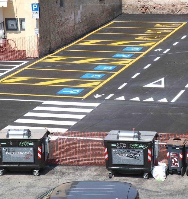 Piazza Cortevecchia completata a metà Polemica sui disabili 