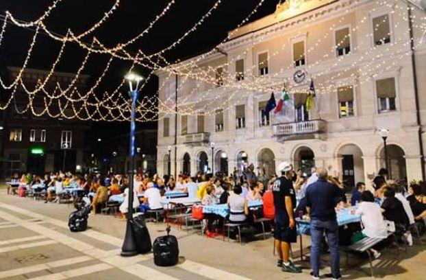  Cena in piazza, che successo
