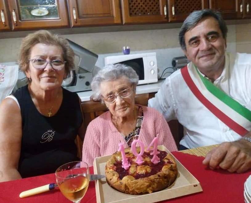 Nonna Vanda festeggia il compleanno n° 104 con la torta e il brindisi