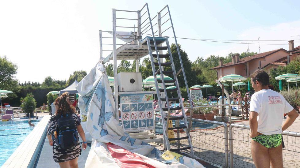 Paura per un bimbo in piscina. Un giovane ferito dopo il tuffo 