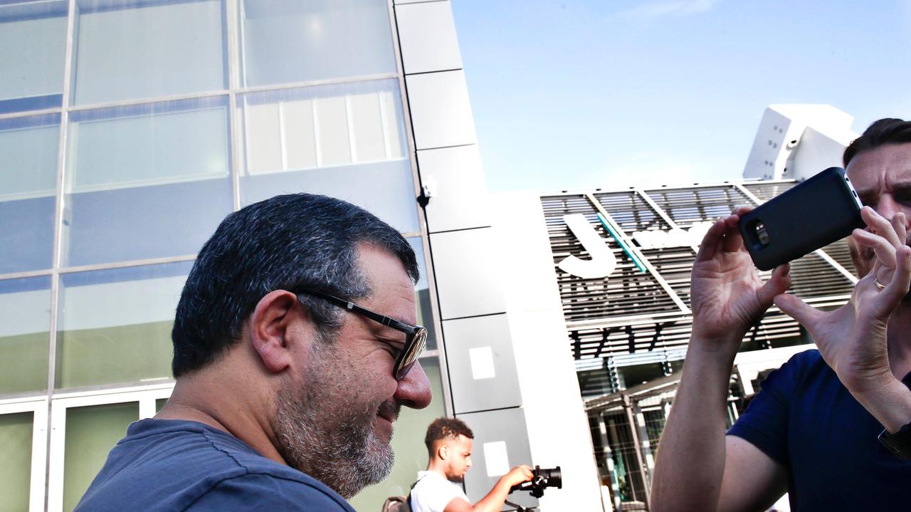 Mino Raiola accolto (da star) dai tifosi a Torino nel giorno di De Ligt