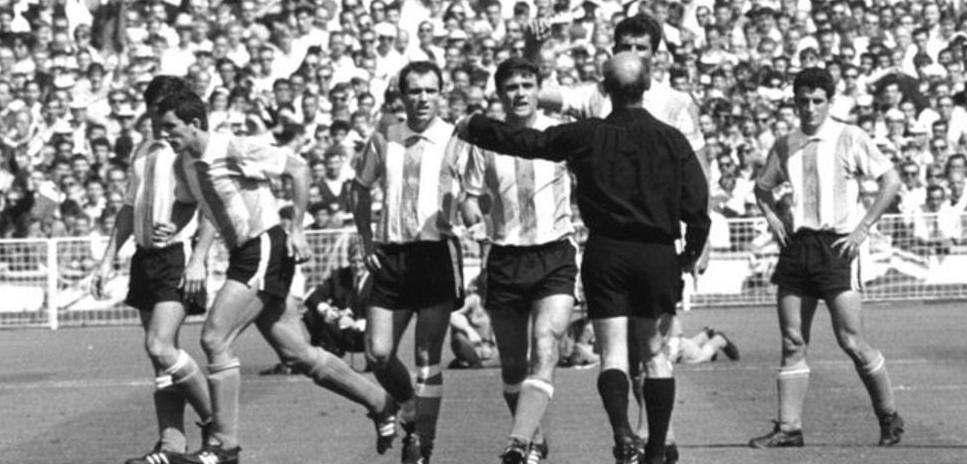 A un semaforo di Londra nacquero i “cartellini”