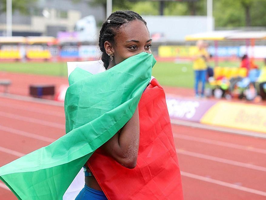 Larissa Iapichino festeggia la medaglia d’ oro mondiale con la bandiera azzurra