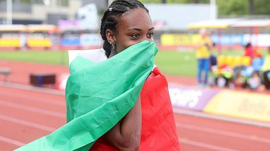 Larissa Iapichino festeggia la medaglia d’ oro mondiale con la bandiera azzurra