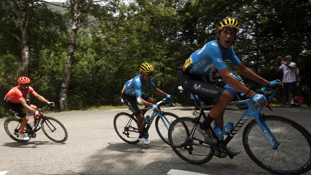Il britannico Simon Yates si prende i Pirenei, Alaphilippe resta in giallo. Ma occhio a Pinot