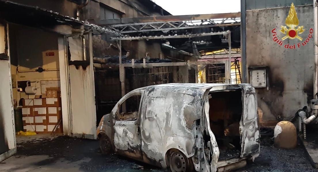 Il mezzo distrutto dalle fiamme