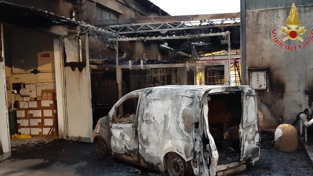 Il mezzo distrutto dalle fiamme