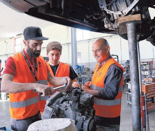 Alcuni operai durante la lavorazione nella officina Omaelba
