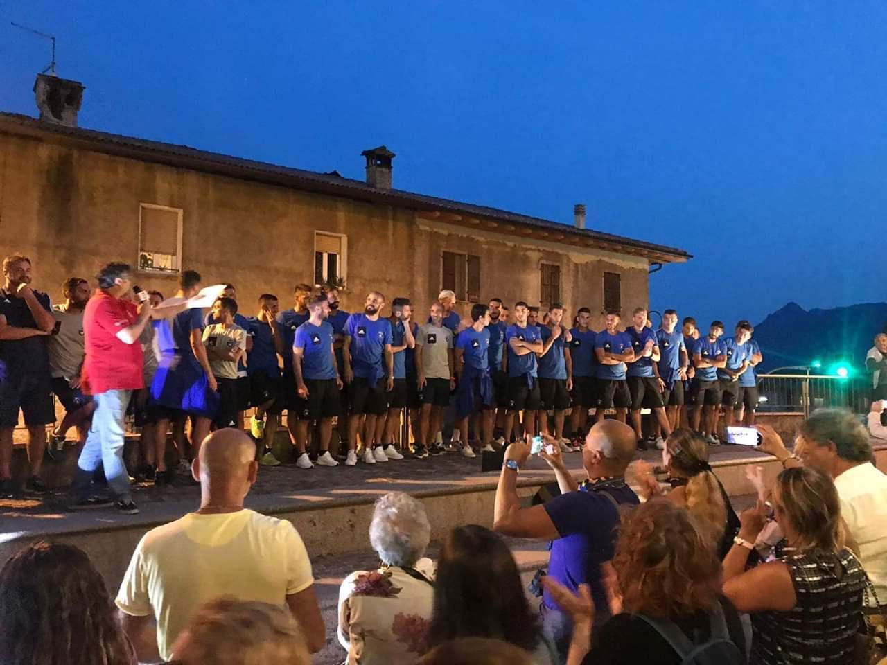 La presentazione della squadra nella piazza di Lodrone
