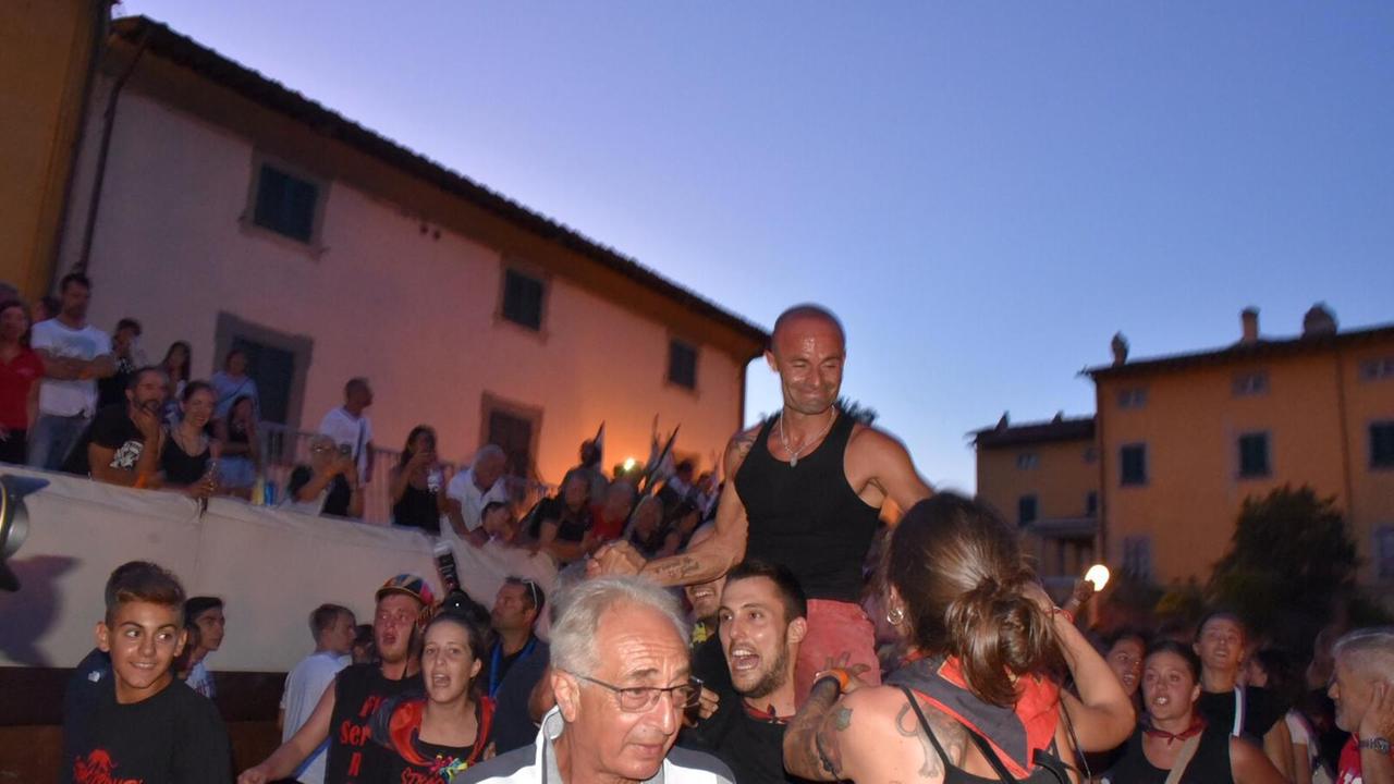 Il fantino Adrian Topalli portato in trionfo dai contradaioli del Puntone