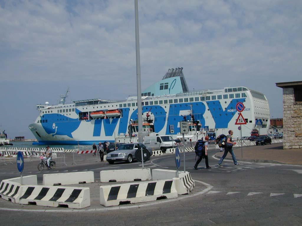 Il Moby Wonder in partenza da Livorno