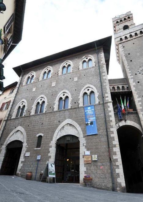 Il palazzo comunale di Piombino (foto Paolo Barlettani)