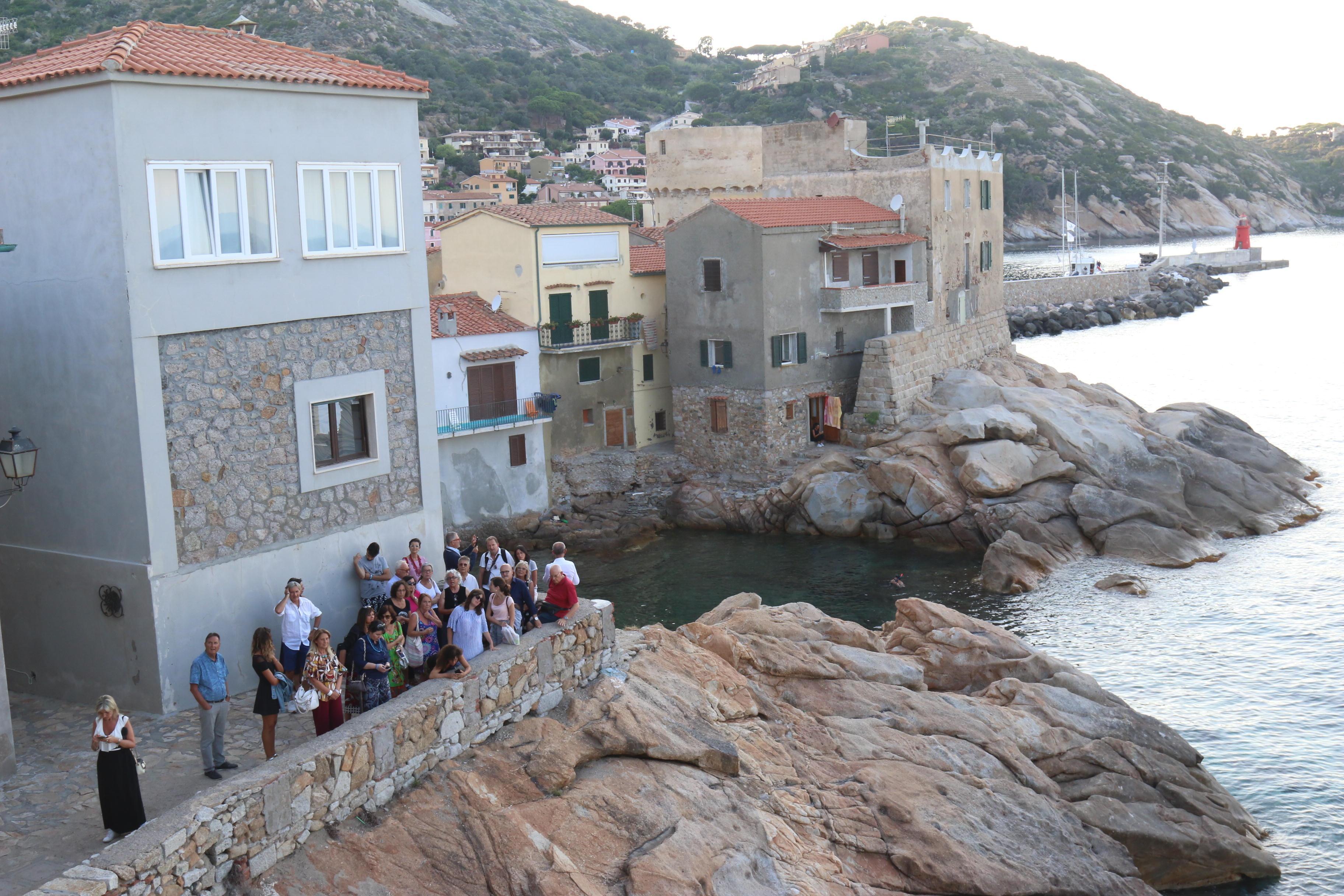 Un momento della visita al Giglio per l'iniziativa "Un'altra estate"