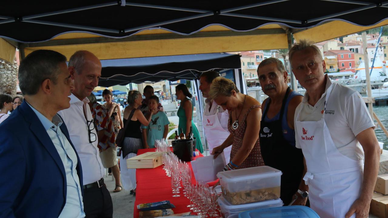 L'incontro del direttore del Tirreno, Fabrizio Brancoli, con i produttori del Giglio