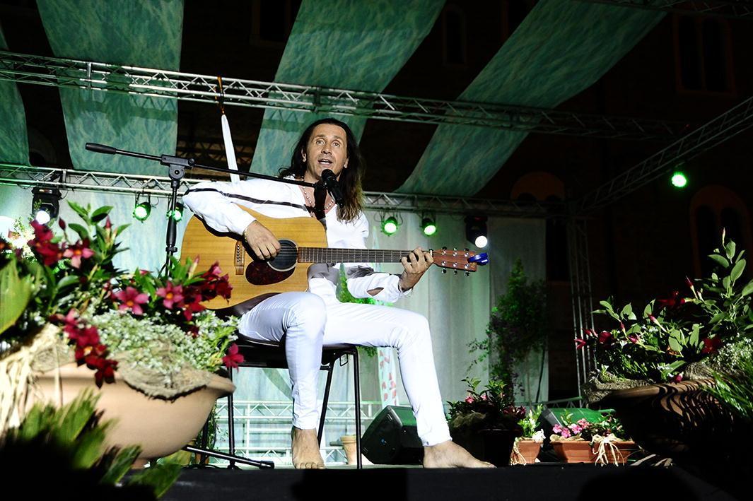 Povia, il "contestato" scherza sul palco: "Non applaudite troppo o vi danno del populista"