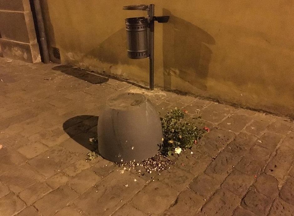 Vandali in azione nel centro di Pescia, rovesciata conca di fiori. Il sindaco: chi ha visto, parli