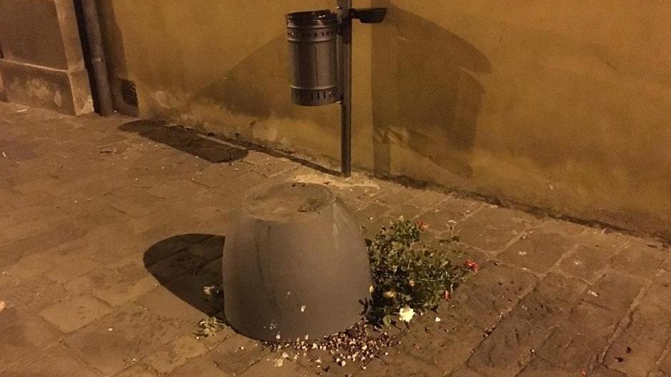 Vandali in azione nel centro di Pescia, rovesciata conca di fiori. Il sindaco: chi ha visto, parli
