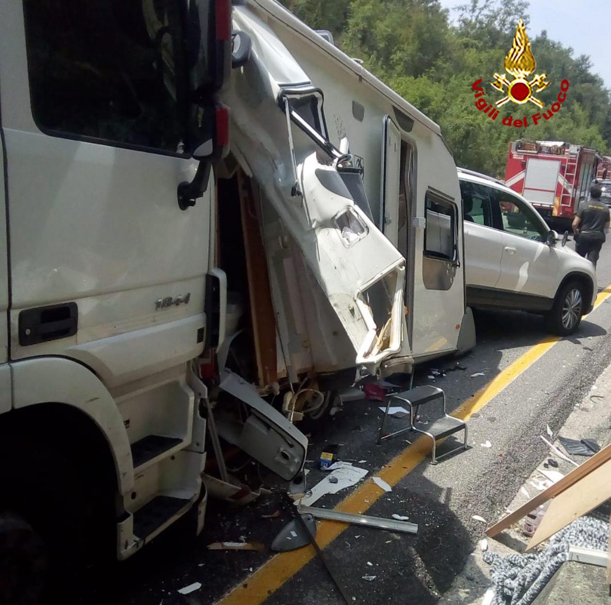 Camion tampona roulotte, chiuso per quasi 5 ore un tratto della Fi-Pi-Li 