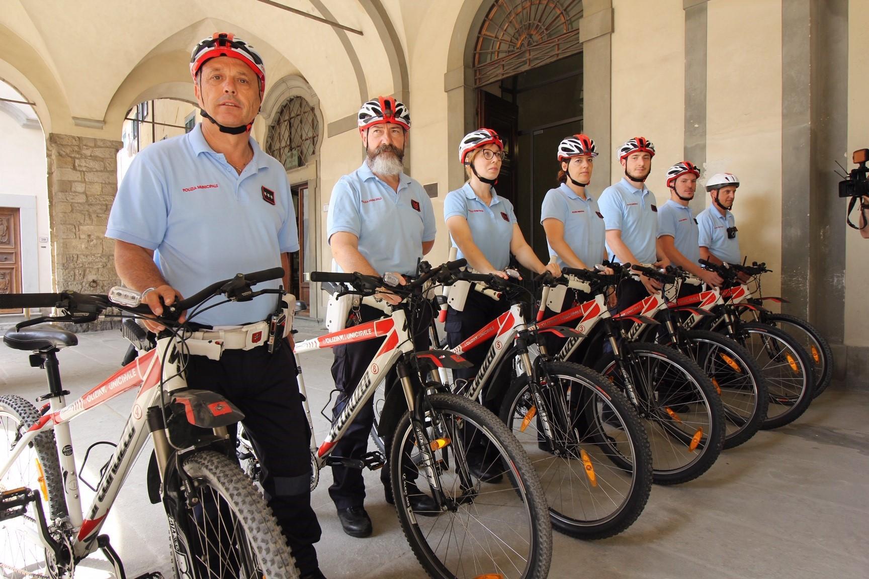 I vigili urbani in bicicletta (foto Batavia)