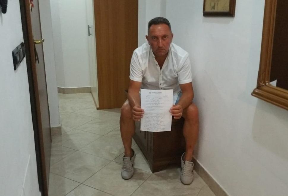 Giampaolo Giannotta mostra il documento con cui gli è stato notificato lo sfratto esecutivo