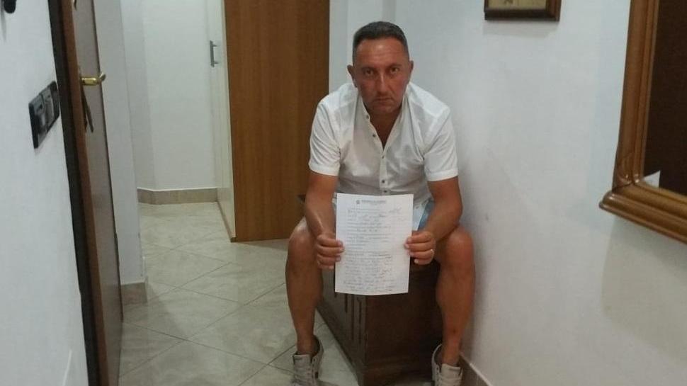 Giampaolo Giannotta mostra il documento con cui gli è stato notificato lo sfratto esecutivo