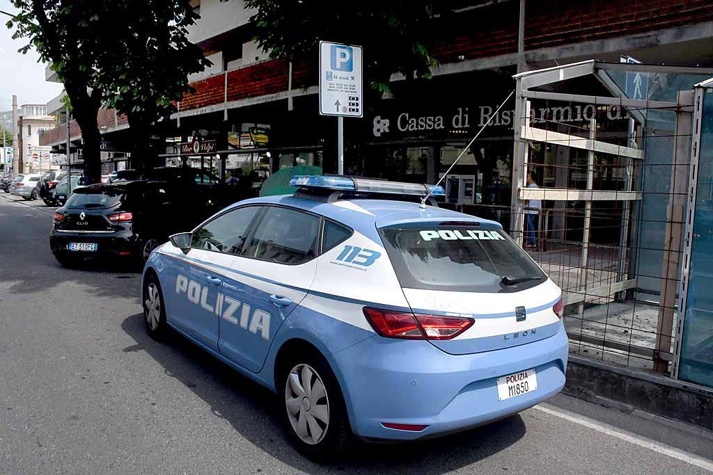 Carrara, in tre rapinano una banca e provano a rubare un'auto per scappare 
