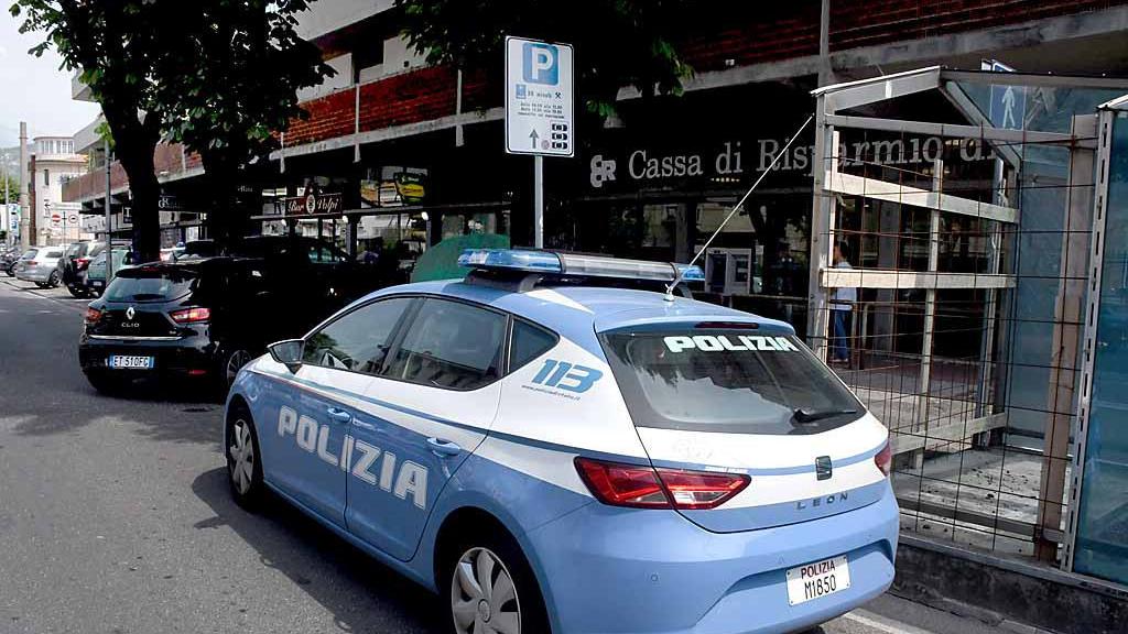 Carrara, in tre rapinano una banca e provano a rubare un'auto per scappare