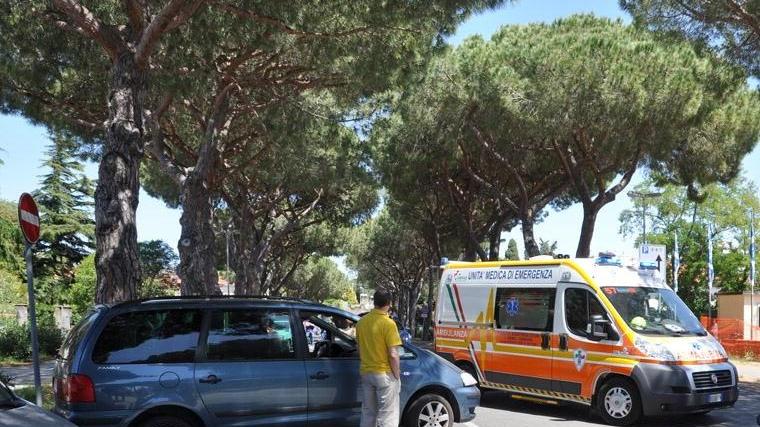 Un soccorso della Pubblica assistenza di Cecina sul viale della Repubblica (foto d'archivio)