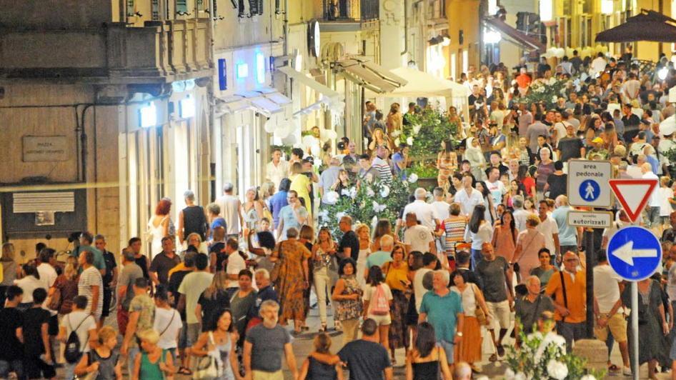 Notte bianca in musica, con negozi aperti, sport ed enogastronomia