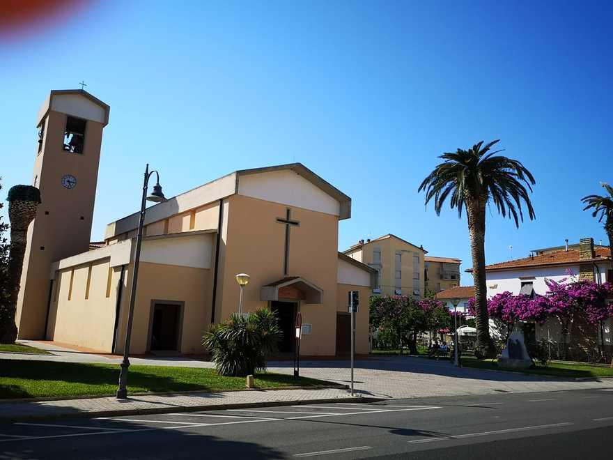 Auto sul sagrato della chiesa, il controllo passa ai vigili 