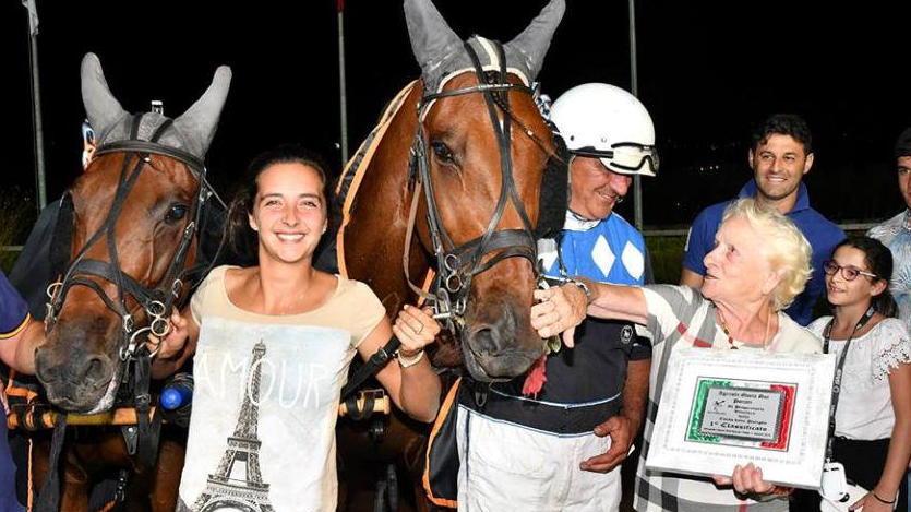 Giulia e Sandro Capenti in premiazione dopo una vittoria all’ippodromo Sesana di Montecatini (Foto di Rosellini)