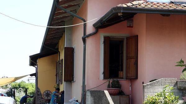 Nove vigili del fuoco per spegnere le fiamme
