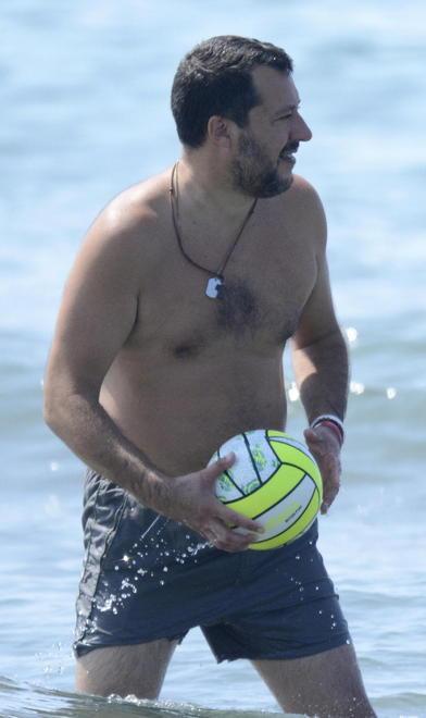 Giorno di mare al Forte per Salvini e fidanzata tra selfie e canotti 