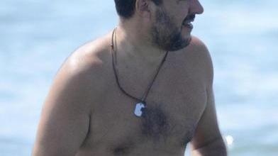 Giorno di mare al Forte per Salvini e fidanzata tra selfie e canotti