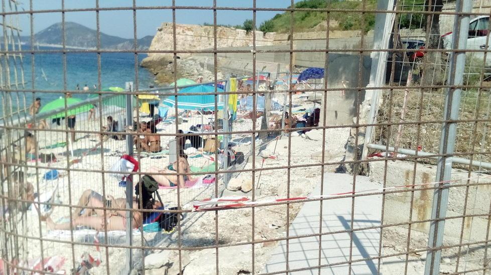 La spiaggia convive col cantiere Zini: «Vogliamo fare presto» 