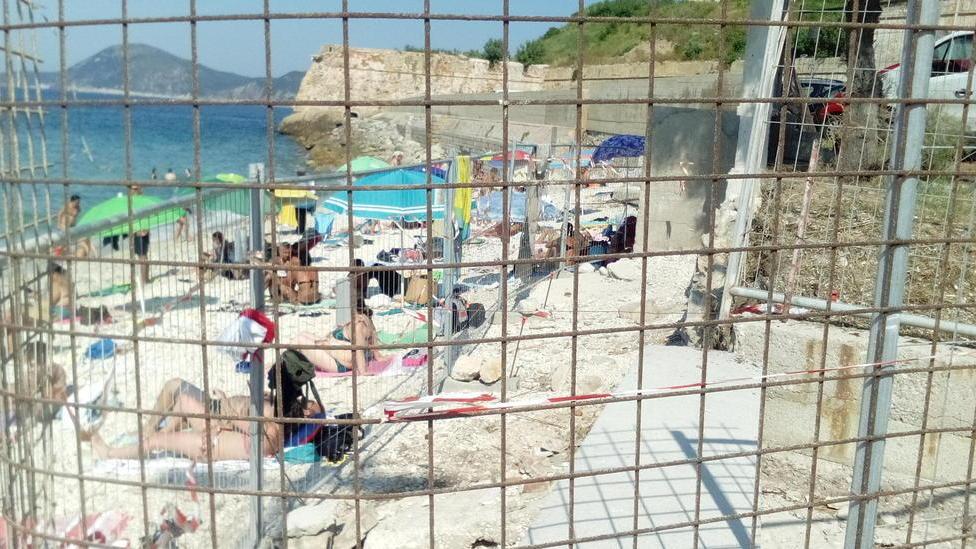 La spiaggia convive col cantiere Zini: «Vogliamo fare presto»
