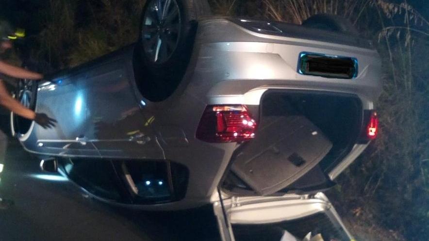 Auto sbanda e si ribalta con a bordo due persone
