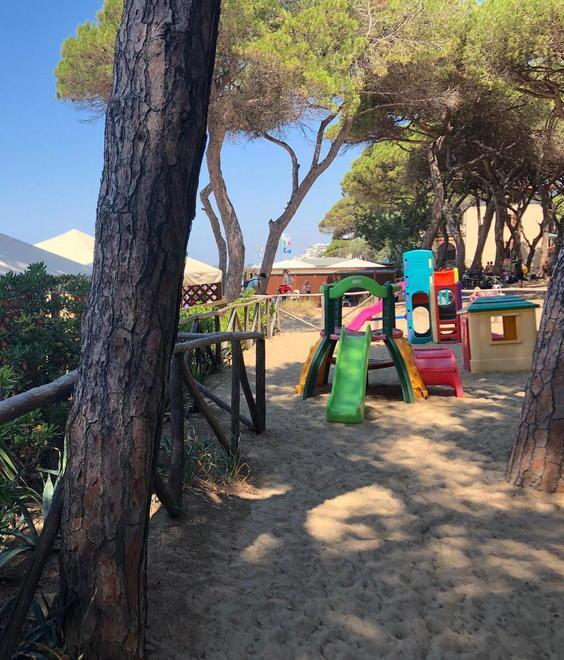 Bagno La Pineta, tra spiaggia e alberi il relax a Follonica 