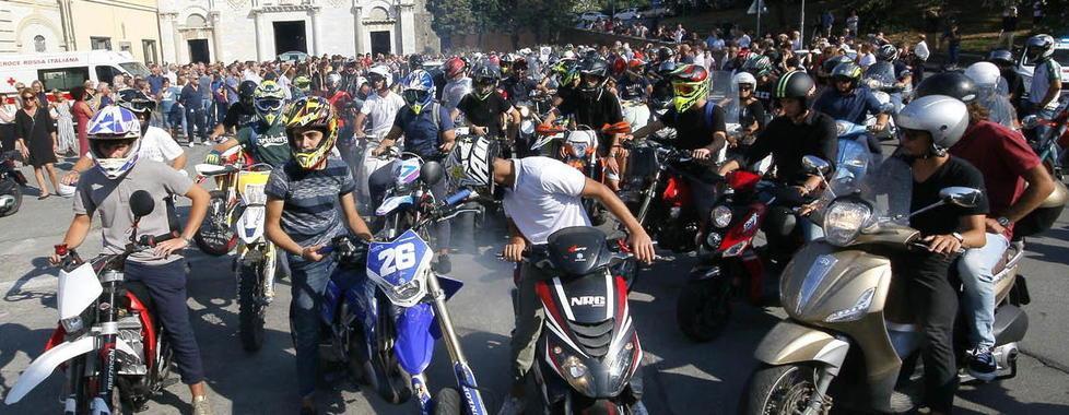 In corteo su due ruote con il cuore a pezzi